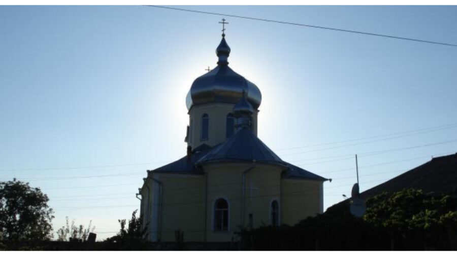 Situație incertă la biserica din Răzeni. Mitropolia Moldovei a numit un preot. Nu ar fi știut de conflictul familial