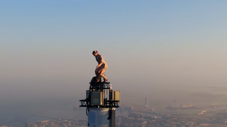 VIDEO Așa arată reclamă filmată pe cea mai înaltă clădire din lume
