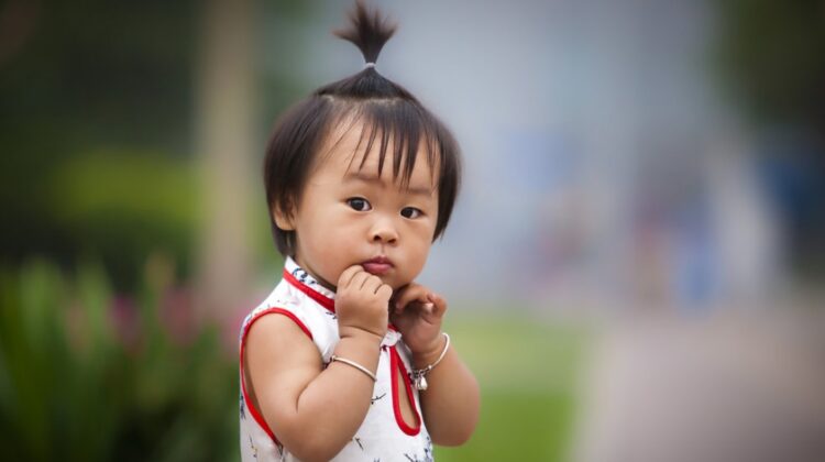 China va permite cuplurilor să aibă trei copii! Ce i-a speriat pe oamenii de la conducere, încât și-au schimbat părerea
