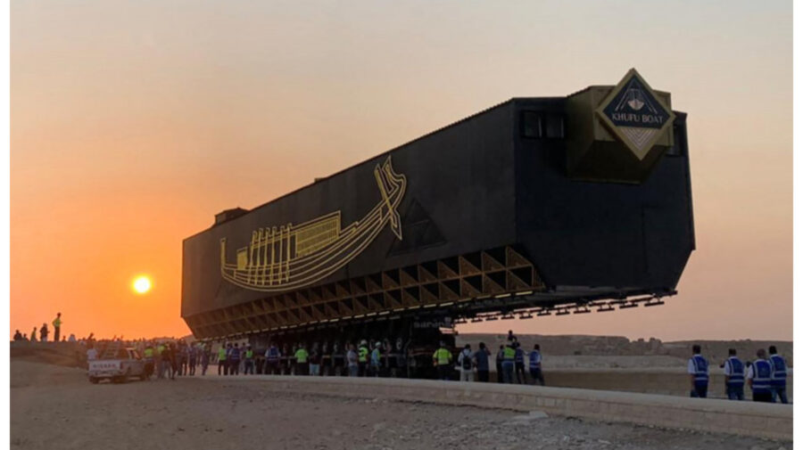 FOTO/VIDEO Barca solară intactă a faraonului Keops, veche de 4.600 de ani, a fost dusă la noul muzeu din Giza