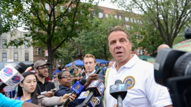 Săruturi și îmbrățișări! Scandal la New York! Un guvernator, acuzat de hărțuire. El neagă. Însuși Biden îi cere demisia