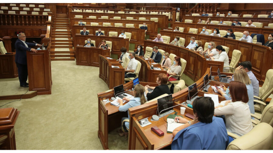 Deputații cursanți, la prima sesiune a programului de inițiere. Au fost familiarizați cu activitatea Secretariatului