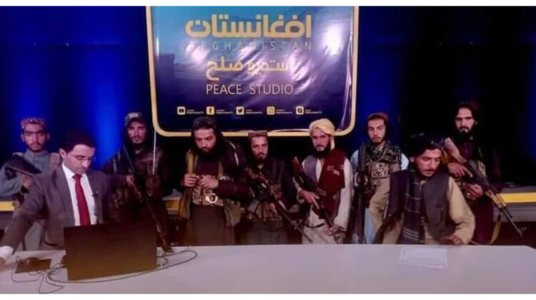 VIDEO În față jurnalistul, în spate talibanii înarmați. Cum sunt prezentate acum dezbaterile politice în Afganistan