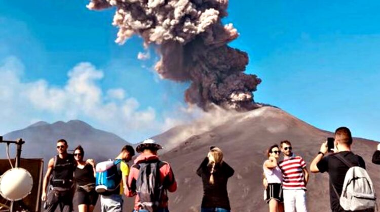 FOTO, VIDEO Etna, cel mai înalt vulcan activ din Europa, s-a mai „lungit” cu câțiva metri. Cum a fost posibil