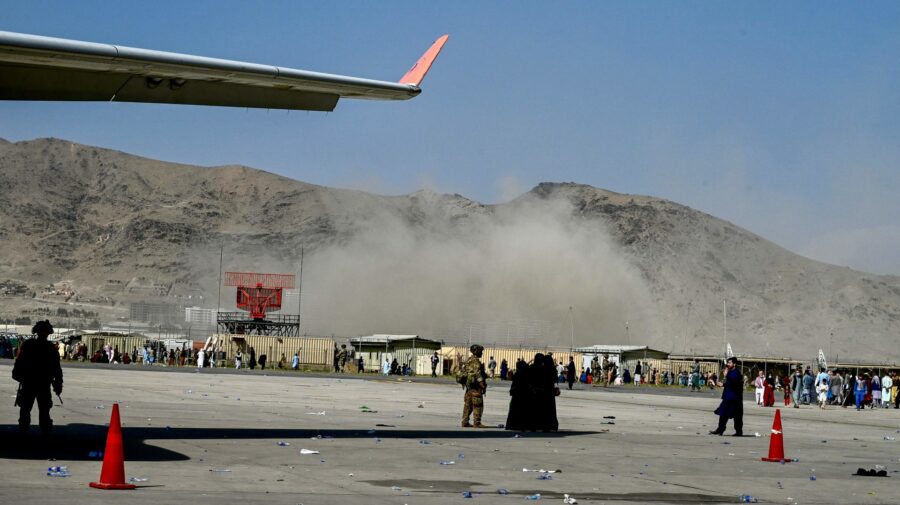 Alertă pe Aeroportul din Kabul! Două explozii au ucis 13 oameni și au rănit alte câteva zeci