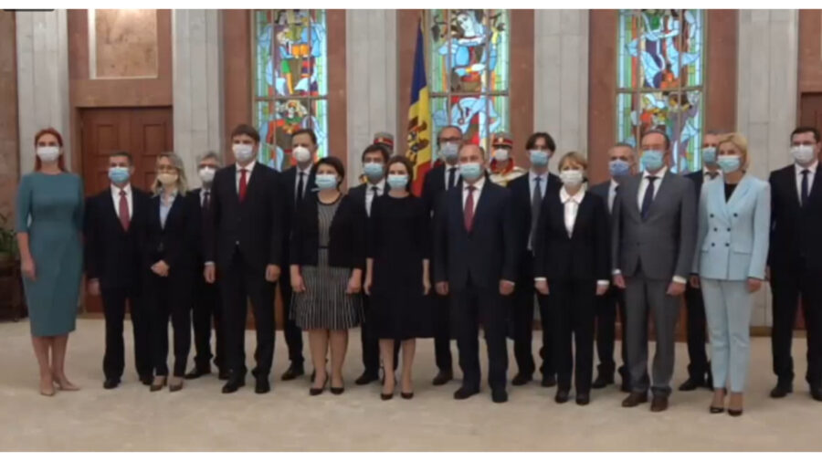 Din Parlament direct la Președinție. Guvernul Gavrilița a depus și jurământul în fața Maiei Sandu