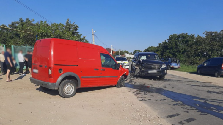 O persoană a ajuns la spital după ce DOUĂ automobile s-au tamponat frontal, la Ialoveni