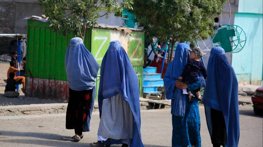 Talibanii îndeamnă femeile să participe la guvernarea Afganistanului: Nu vrem ca femeile să fie victime