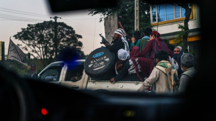 Talibanii trag focuri de armă în apropierea aeroportului din Kabul. „Au biciuit oamenii, au tras cu armele spre ei”
