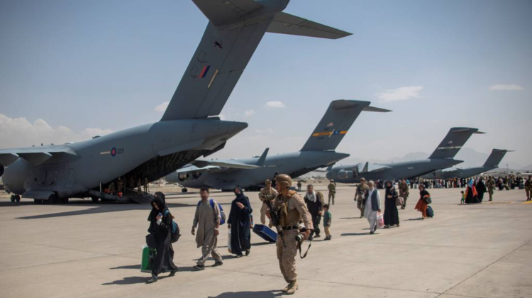 Talibanii amenință că, după 31 august, evacuarea din Kabul va fi INTERZISĂ
