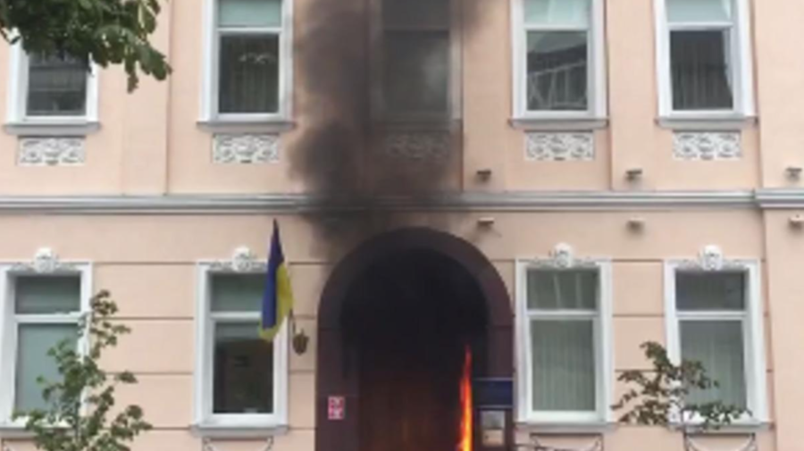 VIDEO Biroul Ombudsmanului din centrul Kievului a fost atacat. Suspectul ar fi aruncat un „cocktail Molotov”