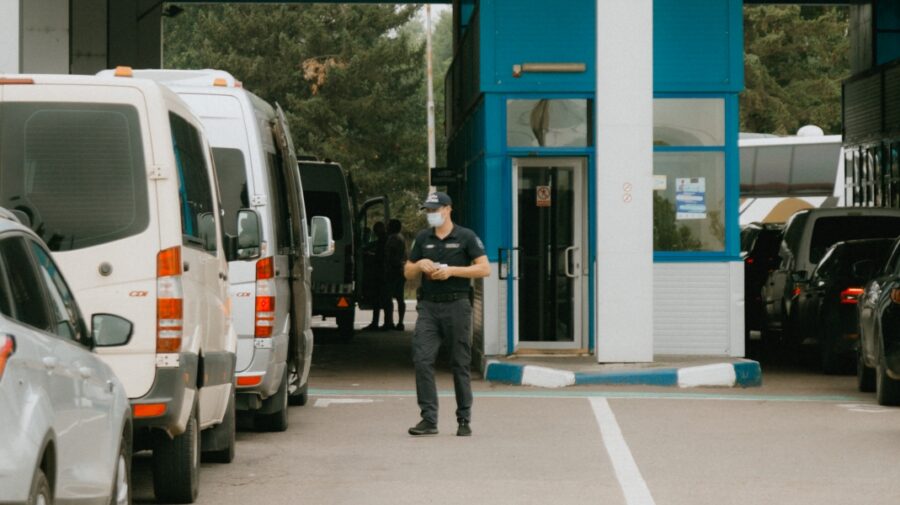 Zeci de oameni sună să afle condițiile de traversare a frontierei Moldovei. Nr. de tel., în caz că ai nevoie și tu!