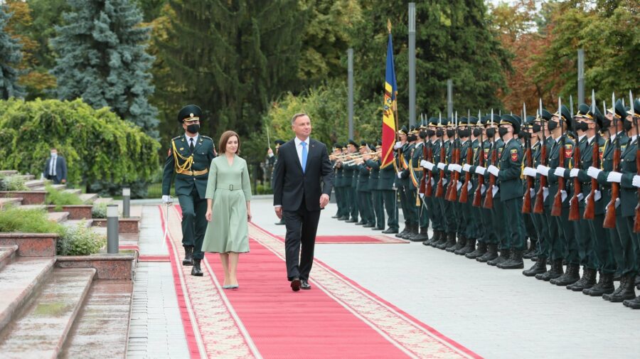 VIDEO Urmărește pe Rlive.md. Maia Sandu și președintele Poloniei depun flori la monumentul lui Ștefan cel Mare