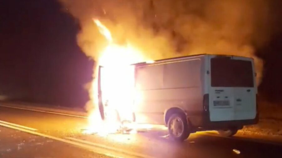 VIDEO Fum și flăcări pe traseul Leușeni–Chișinău! Un microbuz – ars ca o torță