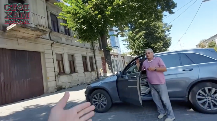 VIDEO Fără rușine! Mihai Ghimpu, la volanului unui Mercedes LUXOS, parchează chiar pe mijloc de trotuar în Chișinău