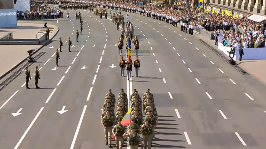 VIDEO Soldați moldoveni au defilat la parada militară de la Kiev. Iată momentul!