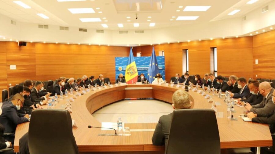 Popescu a chemat tot corpul diplomatic acreditat la Chișinău la o masă rotundă. Le-a comunicat prioritățile guvernării