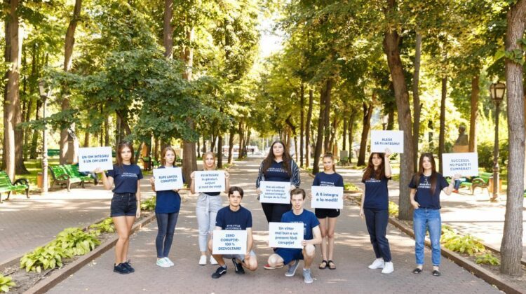 FOTO Tinerii din Chișinău, îndemnați să devină „Ambasadorii schimbării, ambasadorii integrității”