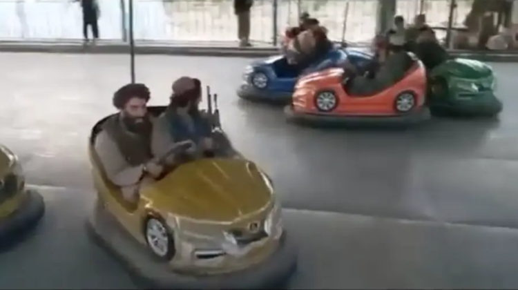 VIDEO Talibanii sărbătoresc! Au fost surprinși cum se dau în mașinuțe cu arma în mână, într-un parc de distracții