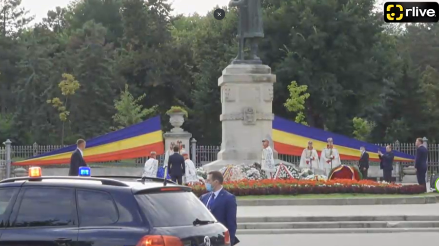 VIDEO Deși a întârziat, flori la monumentul lui Ștefan cel Mare a depus. Zelenski, surprins în centrul Capitalei