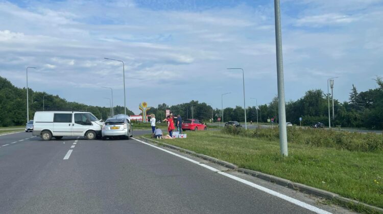 FOTO O femeie, la pământ, rănită în zona aeroportului! Mașinile circulă bară la bară