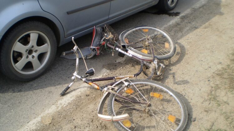 FOTO Impact mortal dintre o mașină Dacia și o bicicletă. Un bărbat de 72 de ani a decedat pe loc