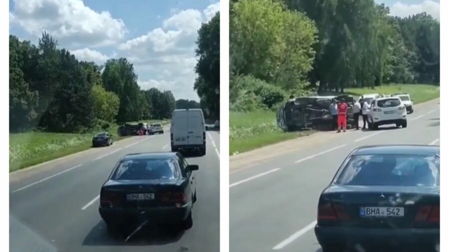 VIDEO O ambulanță a ajuns cu roțile în sus! S-a întâmplat la Edineț, pe marginea traseului