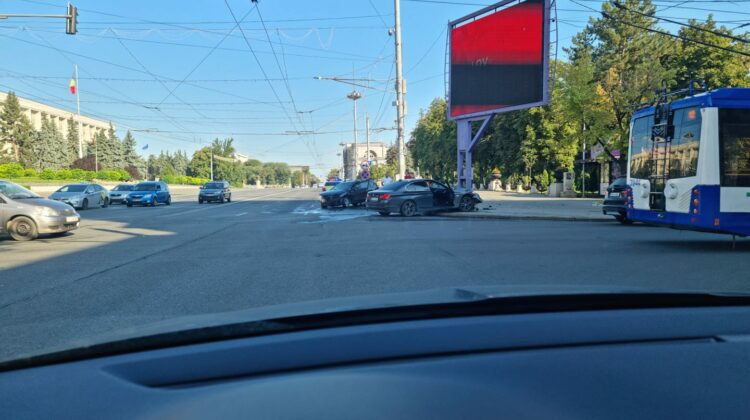FOTO Accident matinal chiar în centrul Capitalei. Două mașini „și-au dat întâlnire” într-un panou publicitar