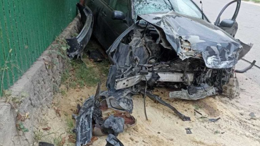 FOTO Accident cu implicarea unui Lexus, la Orhei. Șoferul a pierdut controlul volanului și s-a izbit într-un gard