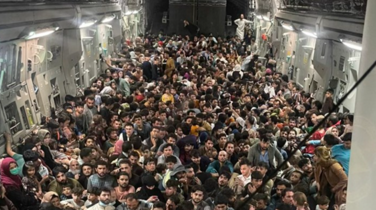 FOTO Aproape 650 de afgani, disperați, s-au înghesuit într-un avion făcut să transporte de patru ori mai puțini oameni