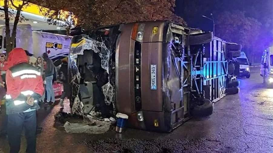 FOTO Un autobuz plin cu pasageri de pe linia Chișinău-Moscova s-a răsturnat noaptea trecută la Kiev