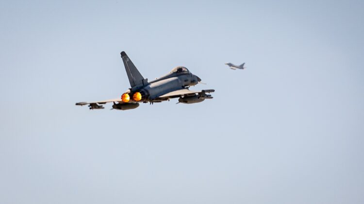 FOTO Marea Britanie a interceptat un avion militar al Rusiei care se îndrepta spre spațiul aerian al României