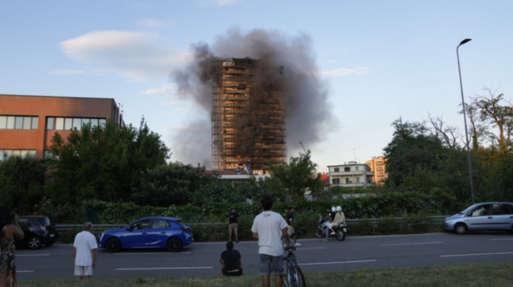FOTO/VIDEO Un bloc de 20 de etaje din Milano a luat foc! Au fost sparte ușile apartamentelor