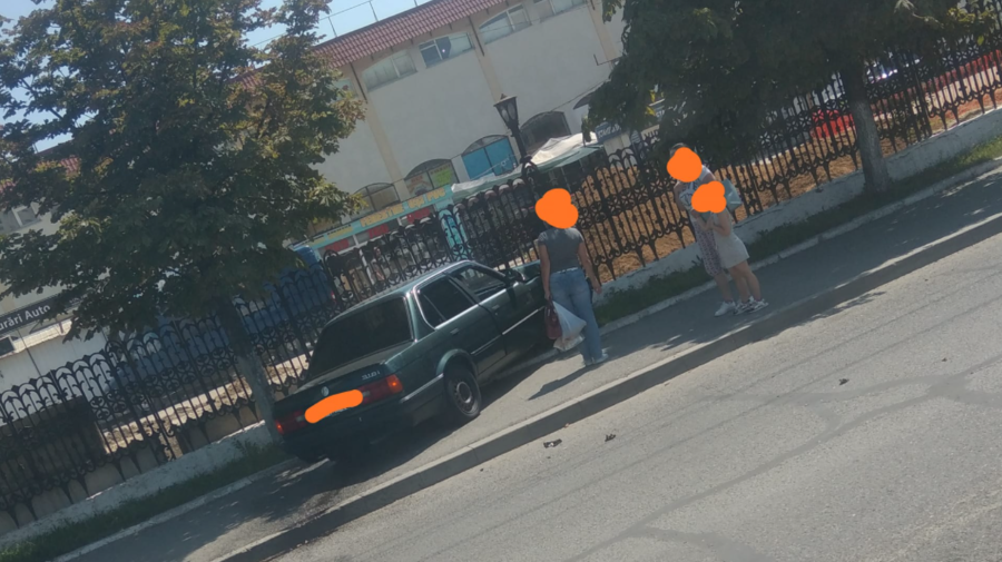 FOTO Și-a parcat BMW-ul într-un gard de pe marginea drumului și a luat-o la sănătoasa! Un șofer, de negăsit