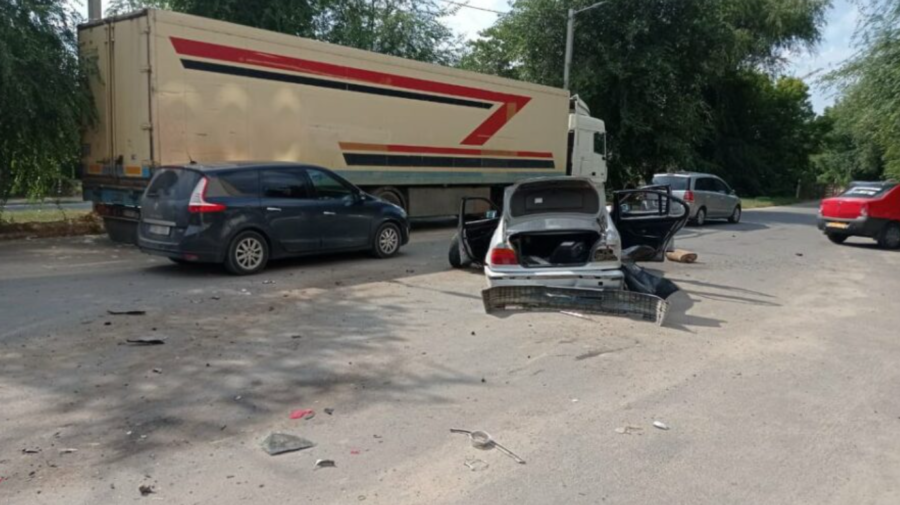 VIDEO Impact șocant la Cahul! Un BMW, pus pe brânci după ce a fost tamponat de un microbuz. I-a sărit roțile