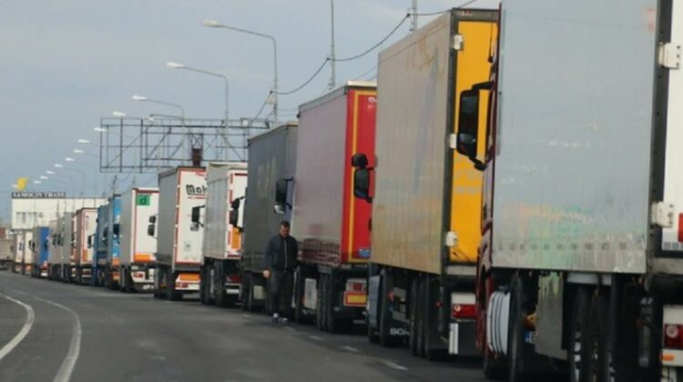 ATENȚIE! Se atestă trafic sporit de camioane cu marfă în trei posturi vamale