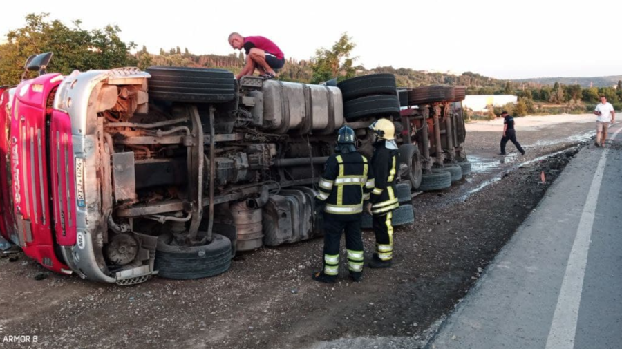 FOTO Accident cu implicarea unei cisterne pe traseul Leușeni – Chișinău. Șoferul a scăpat viu și nevătămat