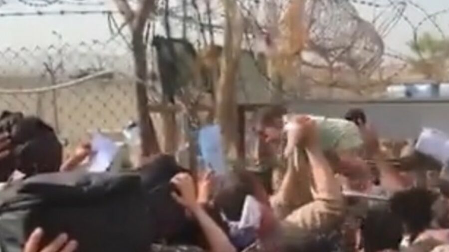 VIDEO Femeile afgane, în lacrimi! Își aruncă bebelușii peste gardul de sârmă ghimpată în aeroportul din Kabul