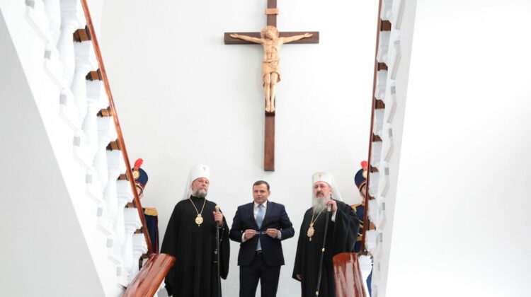 Crucifixul lui Andrei Năstase de la MAI sub riscul de a fi scos!