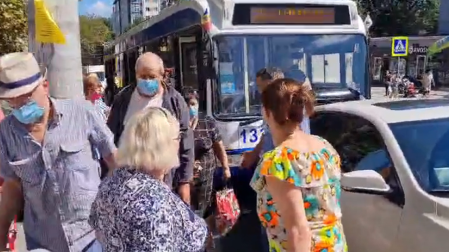 VIDEO Călători căzuți pe jos, în urma unui accident rutier cu implicarea unui troleibuz. RTEC: Avem stricăciuni