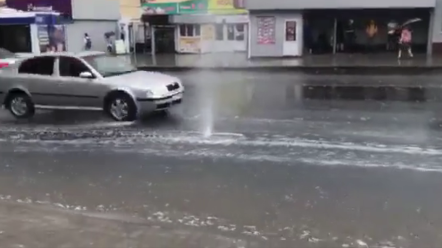 VIDEO O vor repara din nou? Un adevărat havuz surprins pe strada Creangă, aflată în reparație