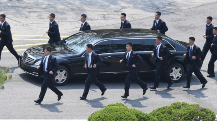 FOTO De ce își pune Kim Jong-un bodyguarzii să alerge pe lângă mașină și cum trebuie să fie cei care îl păzesc