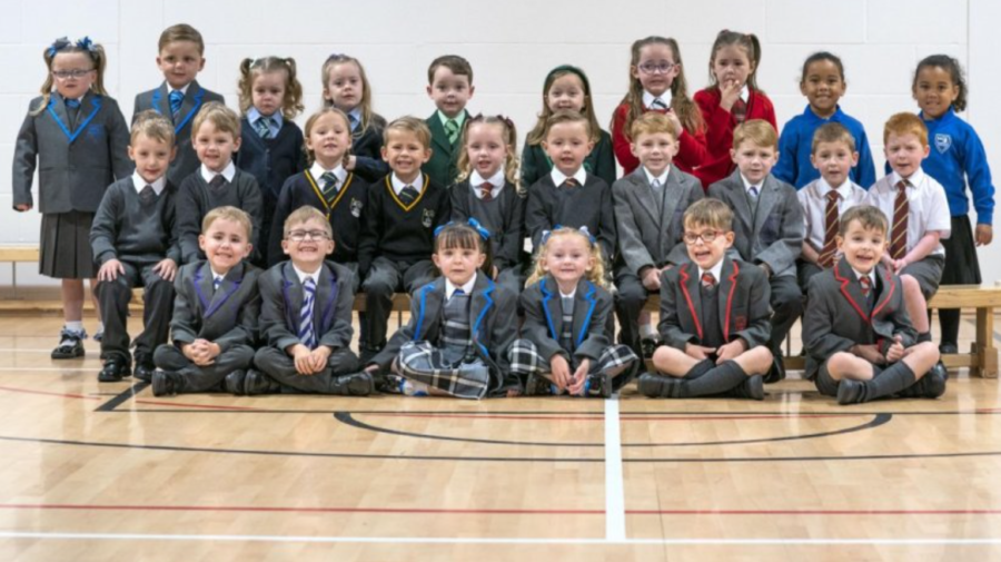 15 perechi de gemeni vor începe școala într-o clasă. Fotografia cu viitorii elevi din Scoția, a devenit virală