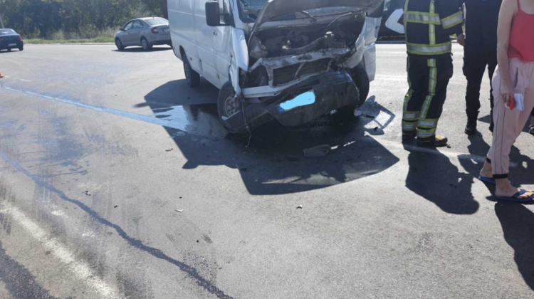 FOTO Impact frontal la Ialoveni. Șoferul și un pasager au fost transportați la spitalul din Capitală