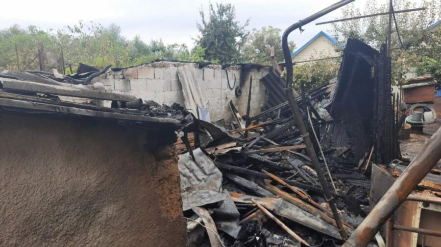 FOTO Incendiu la Bălți. Două echipaje de pompieri au luptat cu flăcările mai mult de o oră
