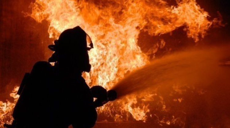 FOTO Incendiu nocturn în orașul Bender. Un bărbat a murit după ce apartamentul a fost cuprins de flăcări