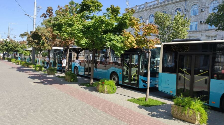 VIDEO Autobuze noi pe străzile Capitalei. Unitățile de transport vor circula pe rutele 5, 19 și 26