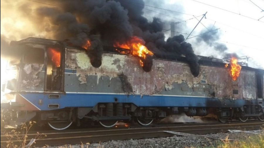 FOTO Locomotiva unui tren de călători din România a luat foc. Între Timișoara și Arad, traficul feroviar este blocat
