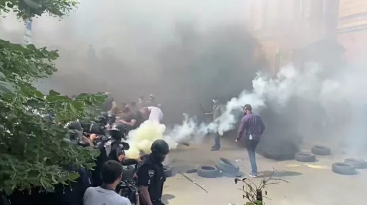 VIDEO Luptă între naționaliști și poliție în fața oficiului președintelui Ucrainei, Vladimir Zelenski