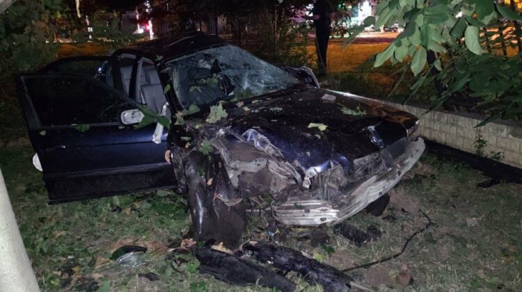 FOTO A intrat într-un gard din Capitală cu BMW-ul! După impact, șoferul a ajuns în stare gravă la spital